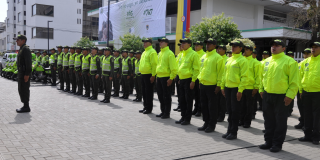 Un grupo de policías formados diligentemente 