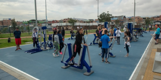 Varias personas disfrutan de la zona de ejercicio en el parque La Esperanza en Bosa