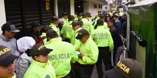 Varias policías de Bogotá en la intervención a locales comerciales en Bogotá