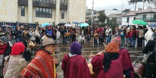 El solsticio de verano reunió a miembros del pueblo muisca en Plaza de Bolívar - Foto: Archivo de Bogotá.