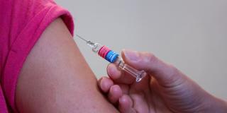 Imagen del brazo de una joven a quien van a vacunar