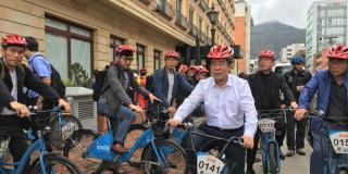 Imagen del Alcalde de Seúl recorriendo en bicicleta Bogotá