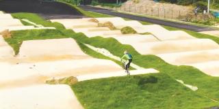 Mariana Pajón ya recorrió la nueva pista de BMX El Salitre en Bogotá - Foto: Alcaldía de Bogotá.