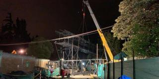 trabajos de instalación de puente peatonal en la avenida circunvalar con calle 70 en frente del Colegio Nueva Granada en la localidad de Chapinero 