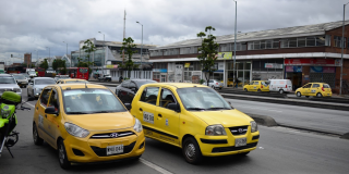 Plano de dos taxis recorriendo calles de Bogotá.