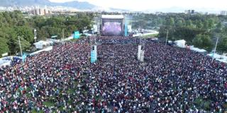 Panorámica de concierto con gran multitud de personas en el Parque Simón Bolívar.
