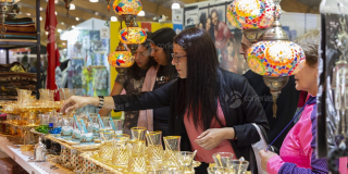 Foto de mujeres observando artículos para comprar en la Feria del Hogar.