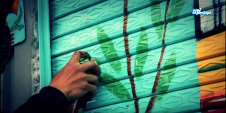 Imagen de un joven pintando un grafiti 