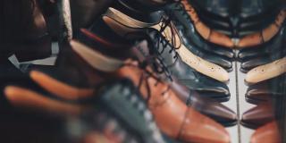 Foto en primer plano de varios pares de zapatos de cuero.