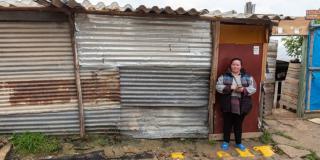 Una habitante de Caracolí frente a su vivienda, levantada en zona de alto riesgo