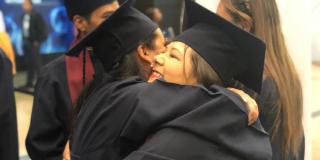 Imagen de jóvenes abrazándose en su grado