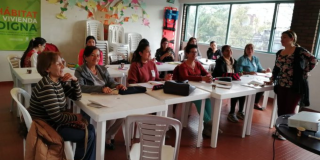 Foto de mujeres sentadas en una mesa en la clase de inglés en Puente Aranda.