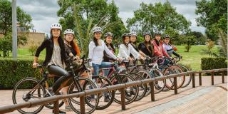 Representantes de las organizaciones que trabajan en la promoción de la bici en mujeres - Foto: Secretaría de Movilidad. 
