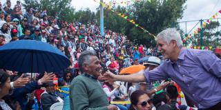 Vecinos de La Mariposa reciben al alcalde Enrique Peñalosa - Foto: Andrés Sandoval
