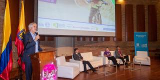 Enrique Peñalosa se dirige al auditorio en la Biblioteca Virgilio Barco en la instalación del 1° Congreso Internacional 50-50 Más Mujeres en Bici - Foto: Andrés Sandoval/Alcaldía de Bogotá.
