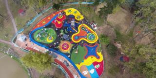 Imagen de la nueva área de juegos infantiles en el parque de los novios