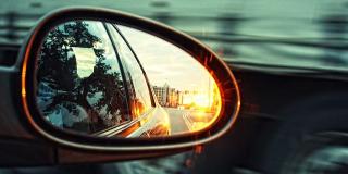 Imagen de un espejo retrovisor de un carro