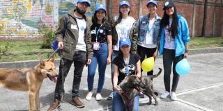 Joven con su nuevo amigo peludo, demostrando que Bogotá es amiga de los animales.