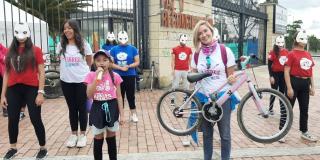 Ángela Anzola, Secretaria de la Mujer recibe bicicleta de parte de Fundación Niñas Sin Miedo - Foto: Twitter Secretaría Distrital de la Mujer.