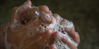 Imagen de manos untadas con jabón