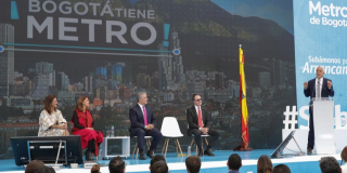 Momento del anuncio del metro en Bogotá en la imagen aparece la Ministra de Transporte, la Vicepresidenta de la República, el Presidente de la República, el gerente de la Empresa Metro y el Alcalde Mayor de Bogotá. 