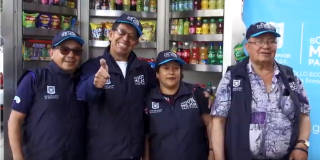Imagen de vendedores informales posando y sonriendo