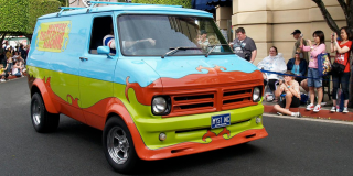 Foto del carro Mystery Machine, hecho famoso por la serie Scooby Doo.