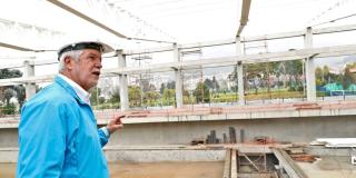 Alcalde Enrique Peñalosa supervisa construcción de un CEFE.