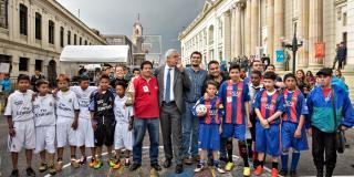 El alcalde Enrique Peñalosa acompaña a varios jóvenes en un evento del Bronx Distrito Creativo.