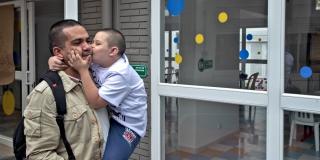 Papá con su hijo en el Centro Crecer Los Mártires, entregado por el alcalde Enrique Peñalosa.