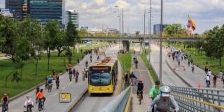 Imagen de la ciclovía y el transmilenio en Bogotá
