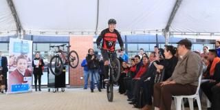 Imagen de un ciclista en el nuevo colegio