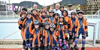 El Alcalde de Bogotá, Enrique Peñalosa, acompañado por decenas de niños y niñas deportistas en la inauguración del parque Tercer Milenio.