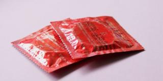 Imagen de dos condones en un empaque de color rojo