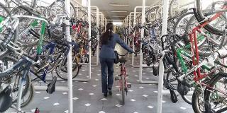 Imagen de una ciudadana ingresando a un cicloparqueadero