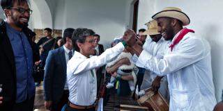Alcaldesa Claudia López saluda de manera efusiva a interprete de música del pacífico. 