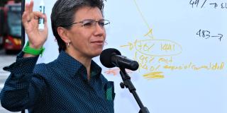 Claudia López explica ventajas de nuevos buses de TransMilenio.