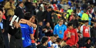 Pareja se besa en medio de partido de fútbol en El Campín.