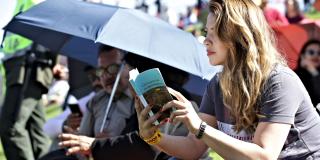Mujer leyendo libro en la posesión de Claudia López.