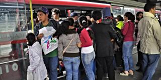 Ingreso a bus de TransMilenio.