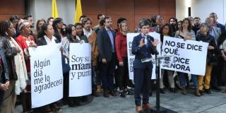 Imagen de la alcaldesa con ciudadanas que llevan en su mano pancartas