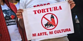 Foto de ciudadanos protestando contra la tortura animal.