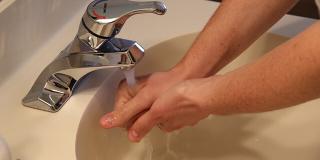 Imagen de una persona lavando sus manos 