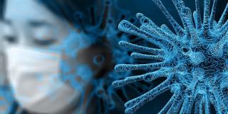 Imagen de una persona con tapabocas y una ilustración de un virus de color azul
