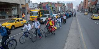 Foto de personas movilizándose en bicicleta