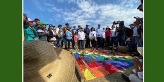 Desde el humedal Tibanica la secretaria de Ambiente, Carolina Urrutia, el ministro de Ambiente y Desarrollo Sostenible,...