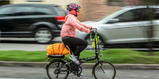 Foto de una mujer en bicicleta