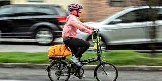 Mujer en bici en Bogotá
