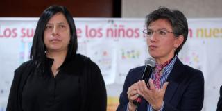 Imagen de la Alcaldesa recibiendo el borrador del Plan de Desarrollo.