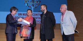 Presentación del nuevo contrato social y ambiental.